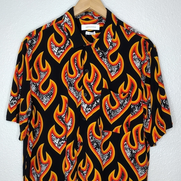 NWT Urban Outfitters Men's Flames Print Short Sleeve Casual Button Down Shirt - Picture 3 of 12